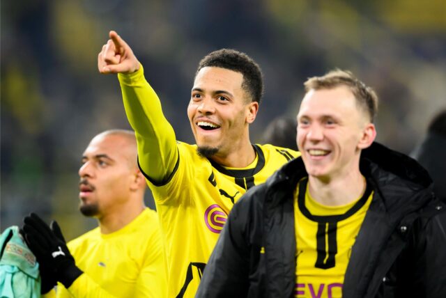 BVB-Profi Felix Nmecha streckt den Zeigefinger aus.