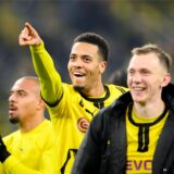 BVB-Profi Felix Nmecha streckt den Zeigefinger aus.