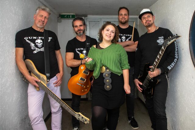 Die Band Gun-Fire (v.l.n.r.) mit Arne (Bass), Bruce (Gesang und Rhythmusgitarre), Luisa (Gesang), Lennart (Schlagzeug) und Patrick (Solo-Gitarre).