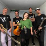 Die Band Gun-Fire (v.l.n.r.) mit Arne (Bass), Bruce (Gesang und Rhythmusgitarre), Luisa (Gesang), Lennart (Schlagzeug) und Patrick (Solo-Gitarre).