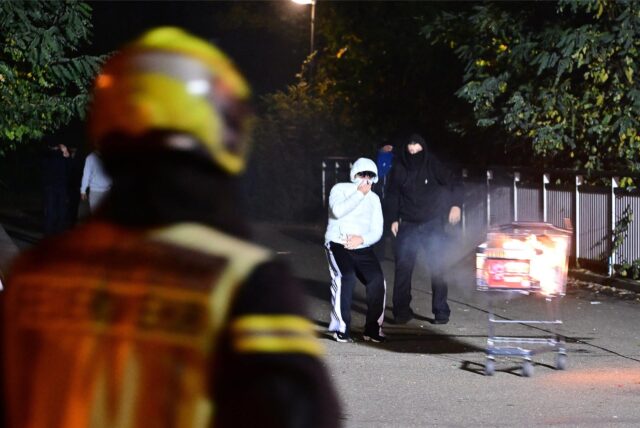 Die Feuerwehr sah sich in der Halloween-Nacht randalierenden Jugendlichen gegenüber. Sie schoben brennende Einkaufswagen in Richtung der Einsatzkräfte.