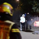 Die Feuerwehr sah sich in der Halloween-Nacht randalierenden Jugendlichen gegenüber. Sie schoben brennende Einkaufswagen in Richtung der Einsatzkräfte.