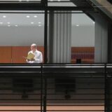 Olaf Scholz (SPD), Bundeskanzler, hält eine Mappe in den Händen im Bundeskanzleramt.