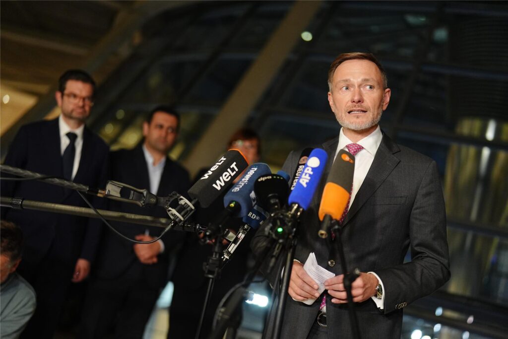 Christian Lindner (FDP), amtierender Bundesminister der Finanzen und FDP-Parteivorsitzender, gibt nach seiner Entlassung durch den Bundeskanzler ein Pressestatement. Christian Lindner (FDP), amtierender Bundesminister der Finanzen und FDP-Parteivorsitzender, gibt nach seiner Entlassung durch den Bundeskanzler ein Pressestatement.