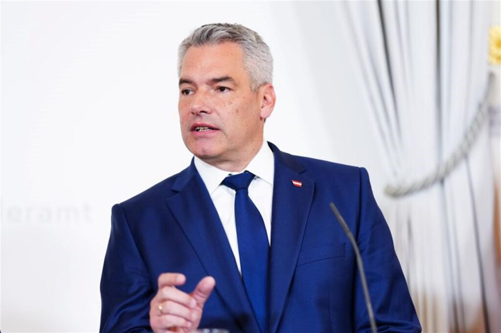 Bundeskanzler Karl Nehammer (ÖVP) spricht im Pressefoyer nach dem Ministerrat.