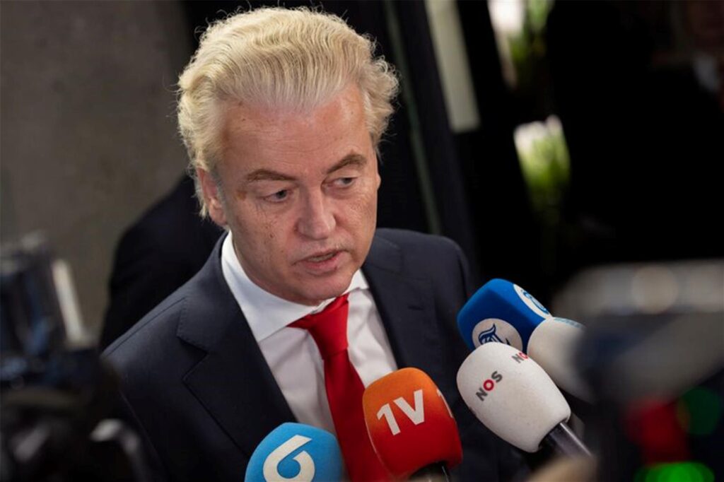 Geert Wilders, Vorsitzender der rechtsextremen Partei PVV (Partei für die Freiheit), spricht mit Journalisten, nach einem Treffen mit der Parlamentspräsidentin Bergkamp, zwei Tage nachdem Wilders bei den Parlamentswahlen die meisten Stimmen erhalten hat. Der niederlänidsche Rechtspopulist Geert wilders hat trotz seines Wahlseiges vor knapp vier Monaten auf das Amt des Ministerpräsidenten verzichtet.