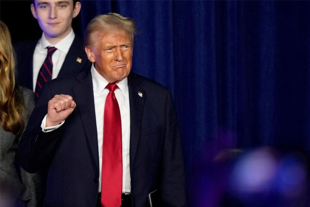 Der republikanische Präsidentschaftskandidat und ehemalige Präsident Donald Trump spricht am Mittwoch, 6. November 2024, auf einer Wahlparty in West Palm Beach, Florida.