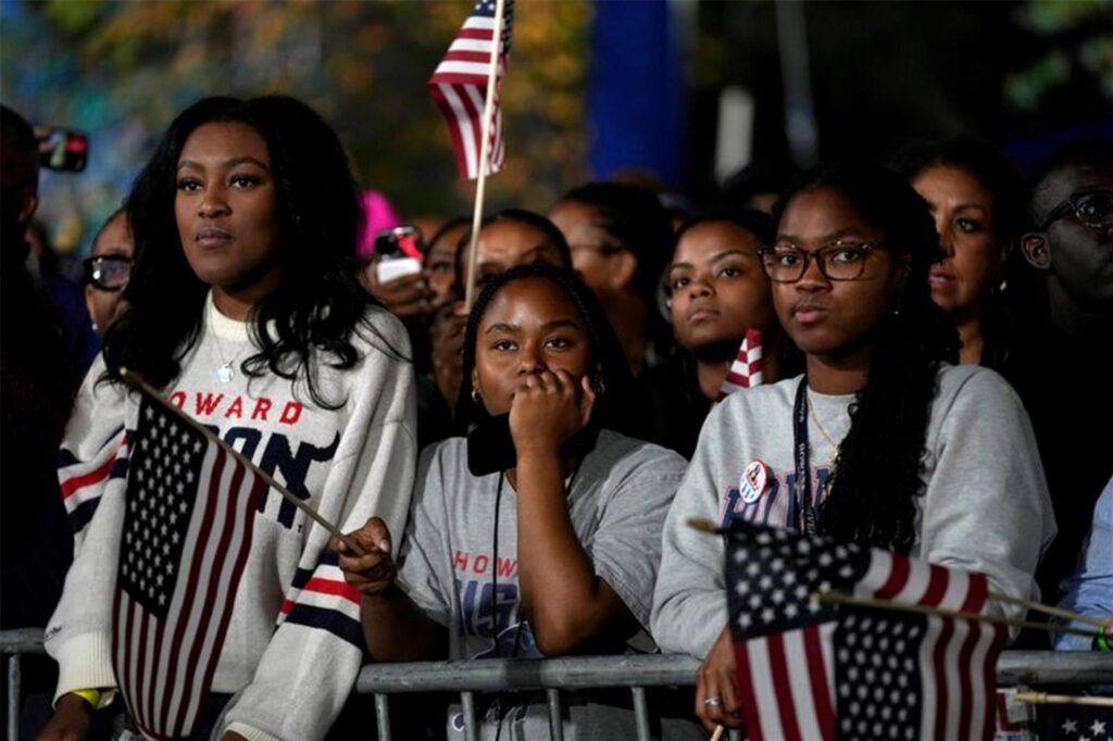 Unterstützer beobachten die Ergebnisse einer Wahlkampfveranstaltung für die demokratische Präsidentschaftskandidatin Kamala Harris auf dem Campus der Howard University in Washington.