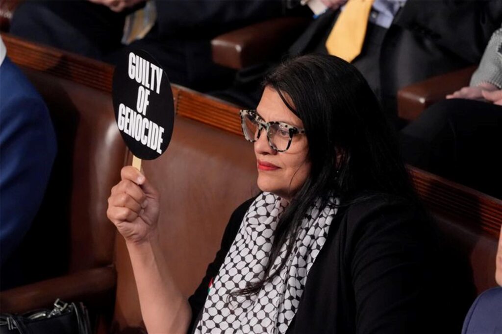 Die Abgeordnete Rashida Tlaib hält ein Schild, während sie einer Rede des israelischen Premierministers Benjamin Netanjahu bei einer gemeinsamen Sitzung des Kongresses im Kapitol in Washington beiwohnt.