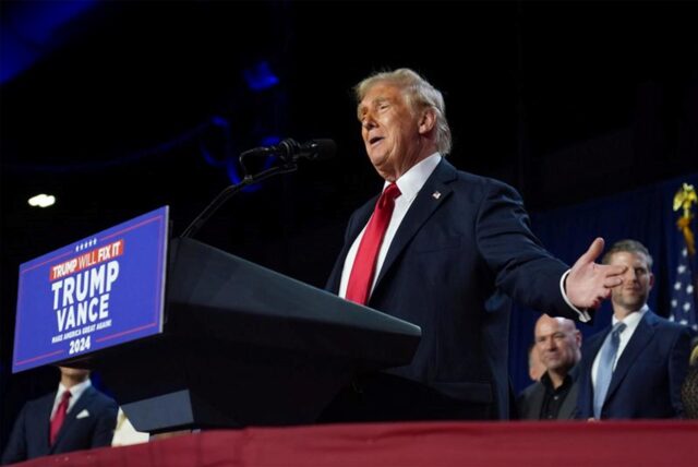 Der republikanische Präsidentschaftskandidat und ehemalige Präsident Donald Trump spricht bei einer Wahlparty im Palm Beach Convention Center.