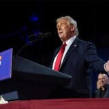 Der republikanische Präsidentschaftskandidat und ehemalige Präsident Donald Trump spricht bei einer Wahlparty im Palm Beach Convention Center.