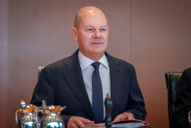 Bundeskanzler Olaf Scholz (SPD) nimmt an der Sitzung des Bundeskabinetts teil.