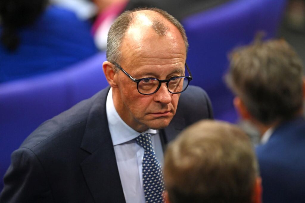 Friedrich Merz, CDU-Parteivorsitzender, Vorsitzender der CDU/CSU-Bundestagsfraktion, nimmt an einer aktuellen Stunde im Bundestag teil. Friedrich Merz, CDU-Parteivorsitzender, Vorsitzender der CDU/CSU-Bundestagsfraktion, nimmt an einer aktuellen Stunde im Bundestag teil.