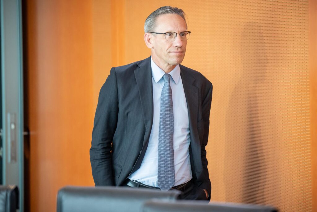 Jörg Kukies, Wirtschaftspolitischer Berater und G7 Sherpa von Bundeskanzler Scholz, kommt zu Beginn der Sitzung des Bundeskabinetts im Kanzleramt.