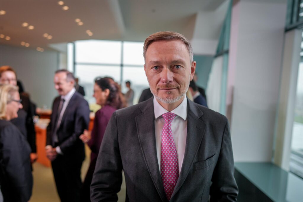 Christian Lindner (FDP), Bundesminister der Finanzen, nimmt an der Sitzung des Bundeskabinetts teil. Christian Lindner (FDP), Bundesminister der Finanzen, nimmt an der Sitzung des Bundeskabinetts teil.