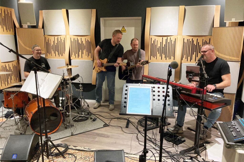 Vier Musiker einer Band proben für ein Konzert. Vier Musiker einer Band proben für ein Konzert.