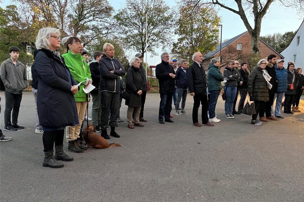Zahlreiche Menschen stehen während einer Gedenkveranstaltung in Herten nebeneinander. Zahlreiche Menschen stehen während einer Gedenkveranstaltung in Herten nebeneinander.