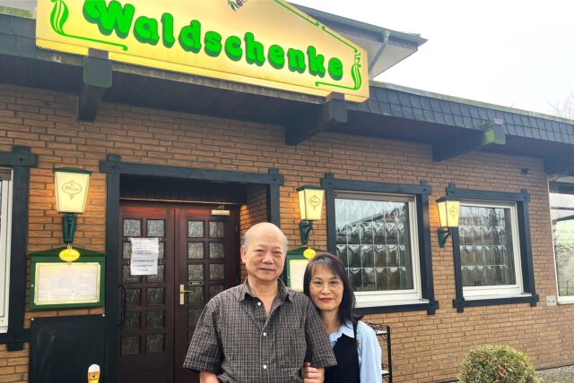 Chin und Sek-Heang Tou stehen vor der Waldschenke in Haltern.