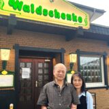 Chin und Sek-Heang Tou stehen vor der Waldschenke in Haltern.