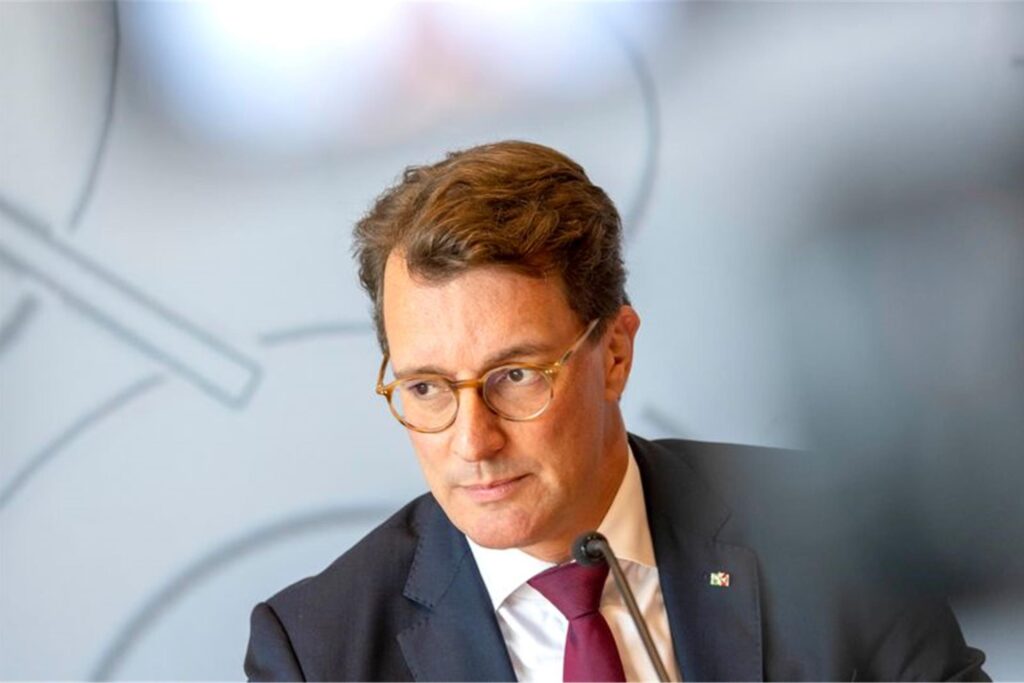 Hendrik Wüst (CDU), Ministerpräsident von Nordrhein-Westfalen, nimmt an einer Landespressekonferenz im Düsseldorfer Landtag teil. Hendrik Wüst (CDU), Ministerpräsident von Nordrhein-Westfalen, nimmt an einer Landespressekonferenz im Düsseldorfer Landtag teil.