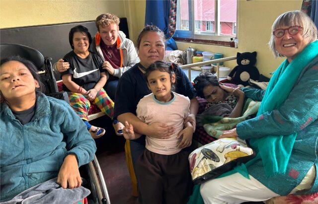 Bei seinem Engagement in Nepal betreut Jan-Luc Jäger (hinten Mitte) auch Kinder und Jugendliche mit Einschränkungen. Rechts im Bild ist Marianne Großpietsch zu sehen, die die „Shanti Leprahilfe Dortmund“ vor mehr als 30 Jahren gegründet hat.