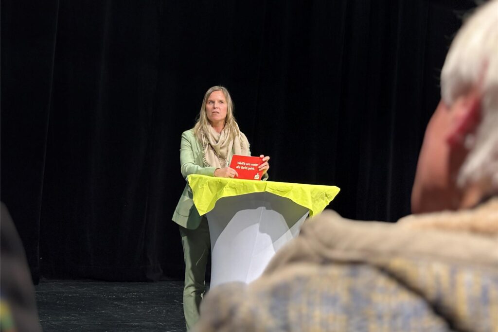 Stefanie Eberhardt aus dem Vorstand der Sparkasse Vest Recklinghausen sagte sie ein paar Worte des Lobes für das Ehrenamt im WLT-Studio. Das Volumen aller Anträge lag bei 250.000 Euro. Stefanie Eberhardt aus dem Vorstand der Sparkasse Vest Recklinghausen sagte sie ein paar Worte des Lobes für das Ehrenamt im WLT-Studio. Das Volumen aller Anträge lag bei 250.000 Euro.
