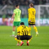 Ramy Bensebaini kauert auf dem Rasen.
