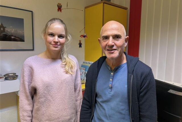 Dr. Catharina Spratte und Dr. Michael Gilbert stehen in der Kinderarzt-Praxis in Werne.
