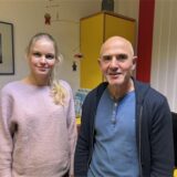 Dr. Catharina Spratte und Dr. Michael Gilbert stehen in der Kinderarzt-Praxis in Werne.