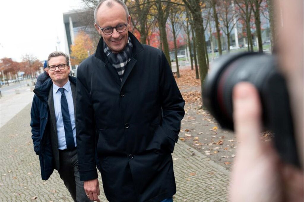 Friedrich Merz, CDU-Bundesvorsitzender und CDU/CSU-Fraktionsvorsitzender im Bundestag, kommt zu einem Treffen mit Bundeskanzler Scholz (SPD) ins Kanzleramt. Friedrich Merz, CDU-Bundesvorsitzender und CDU/CSU-Fraktionsvorsitzender im Bundestag, kommt zu einem Treffen mit Bundeskanzler Scholz (SPD) ins Kanzleramt.
