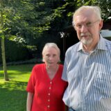 Annette und Herbert Rohkämper in ihrem Garten in Dortmund-Marten, der sich weit in Richtung Revierpark Wischlingen erstreckt.