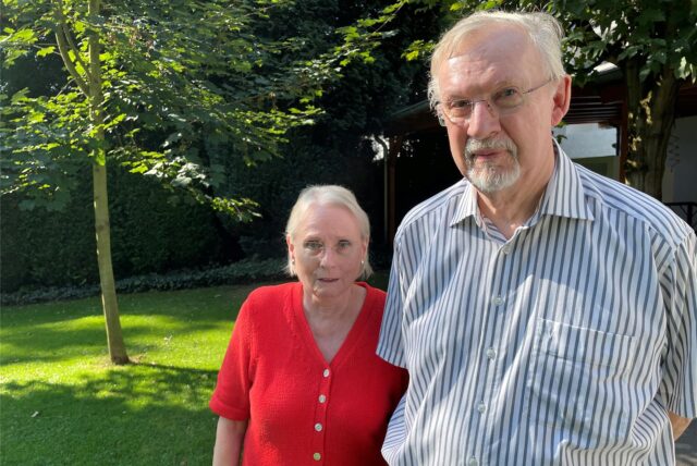 Annette und Herbert Rohkämper in ihrem Garten in Dortmund-Marten, der sich weit in Richtung Revierpark Wischlingen erstreckt.