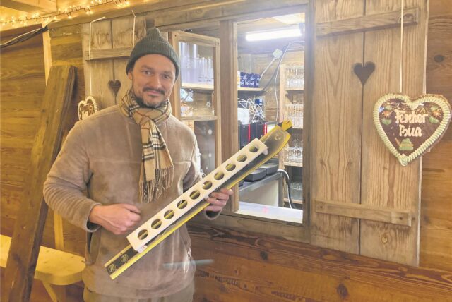Max Schmitz mit Schnaps-Ski in der Almhütte.