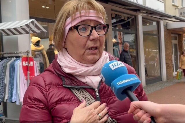 Frau spricht in ein Mikro