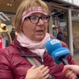 Frau spricht in ein Mikro