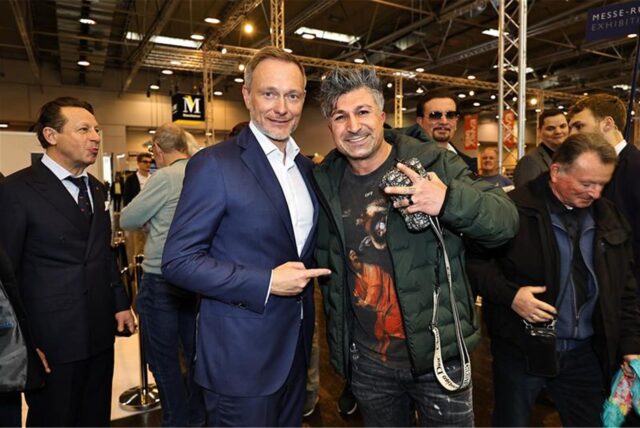 Lotto-Millionär Chico posiert auf der Automobilmesse Techno Classica in Essen mit Ex-Bundesfinanzminister Christian Lindner.