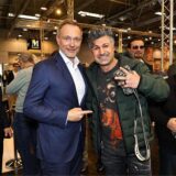 Lotto-Millionär Chico posiert auf der Automobilmesse Techno Classica in Essen mit Ex-Bundesfinanzminister Christian Lindner.