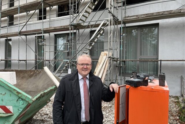 Wolfgang Mueller steht vor der Baustelle am St. Vincenz.