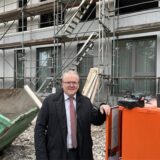 Wolfgang Mueller steht vor der Baustelle am St. Vincenz.