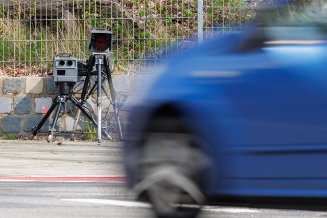 Symbolbild: Blitzer steht an einer Straße.