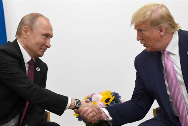 Wladimir Putin (l), Präsident von Russland, und Donald Trump, Präsident der USA, geben sich während des G20-Gipfels die Hand.