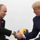 Wladimir Putin (l), Präsident von Russland, und Donald Trump, Präsident der USA, geben sich während des G20-Gipfels die Hand.