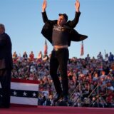 Elon Musk springt auf der Bühne, während der republikanische Präsidentschaftskandidat und ehemalige US-Präsident Donald Trump bei einer Wahlkampfveranstaltung spricht.