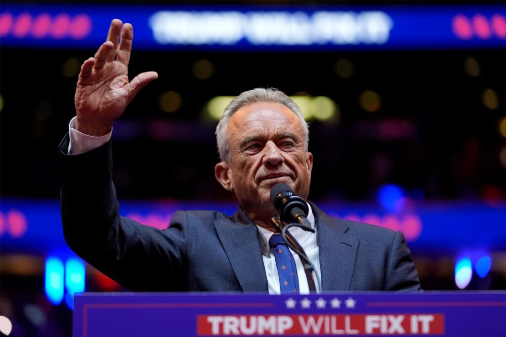 Robert F. Kennedy Jr. spricht vor dem republikanischen US-Präsidentschaftskandidaten und ehemaligen US-Präsidenten Trump bei einer Wahlkampfveranstaltung im Madison Square Garden in New York. Robert F. Kennedy Jr. spricht vor dem republikanischen US-Präsidentschaftskandidaten und ehemaligen US-Präsidenten Trump bei einer Wahlkampfveranstaltung im Madison Square Garden in New York.
