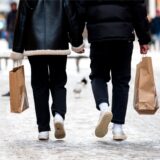 Passanten mit Einkaufstüten in der Hand gehen am verkaufsoffenen Sonntag durch die Innenstadt.