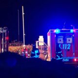 Einsatzfahrzeuge der Feuerwehr und des Rettungsdienstes stehen während eines Einsatzes in einer Kleingartenanlage in Dortmund.