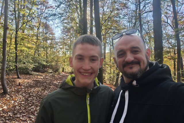 Markus Kämpfer aus Dortmund und sein Sohn Lars bei einem Waldspaziergang.
