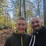 Markus Kämpfer aus Dortmund und sein Sohn Lars bei einem Waldspaziergang.