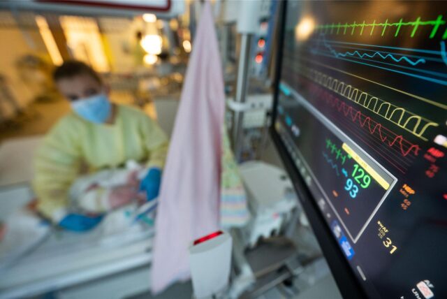 Immer wieder müssen Kinder, die am RS-Virus erkrankt sind, auf Intensivstationen beatmet werden.