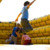 Kinder hüpfen in einer Hüpfburg